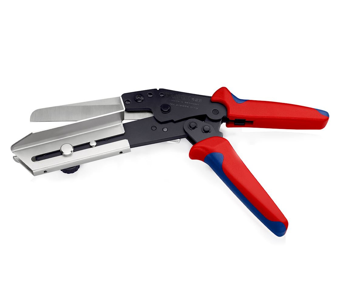 Shears for cable ducts